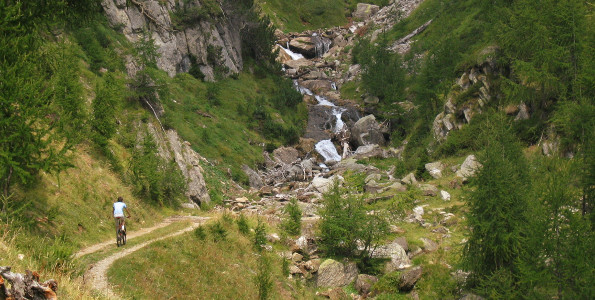 Schotterstrasse unterhalb Alpe Zaria