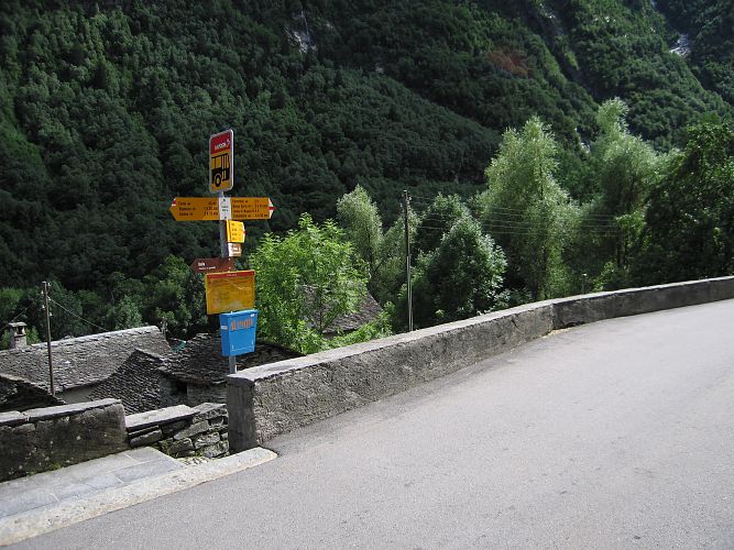 Presso questo cartello escursionistico, poco oltre la chiesa di Linescio, inizia la stagione ciclistica!