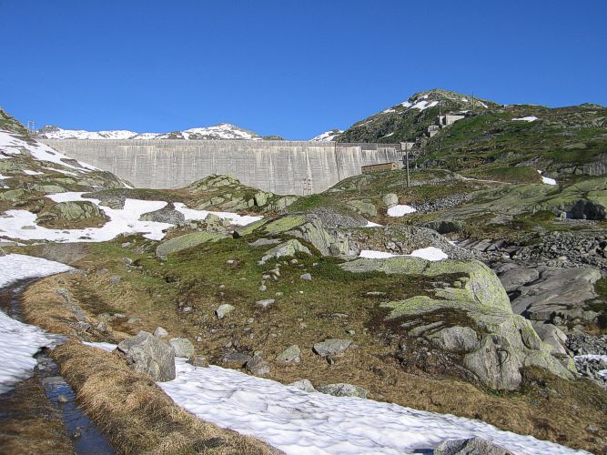 La diga del Lago di Lucendro vista dal davanti non sembra offrire percorsi sciisticamente interessanti...